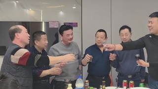 Levanten la copa, rindan homenaje al espíritu del artesano, unan sus manos y emprendan un nuevo viaje juntos.